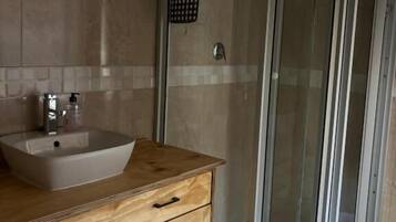 Douche, serviettes fournies, savon, shampoing