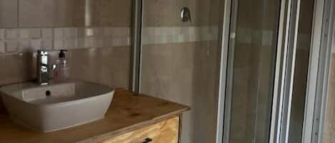 Regadera, toallas, jabón, shampoo