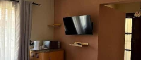 Escritorio, espacio para trabajar con laptop y wifi gratis