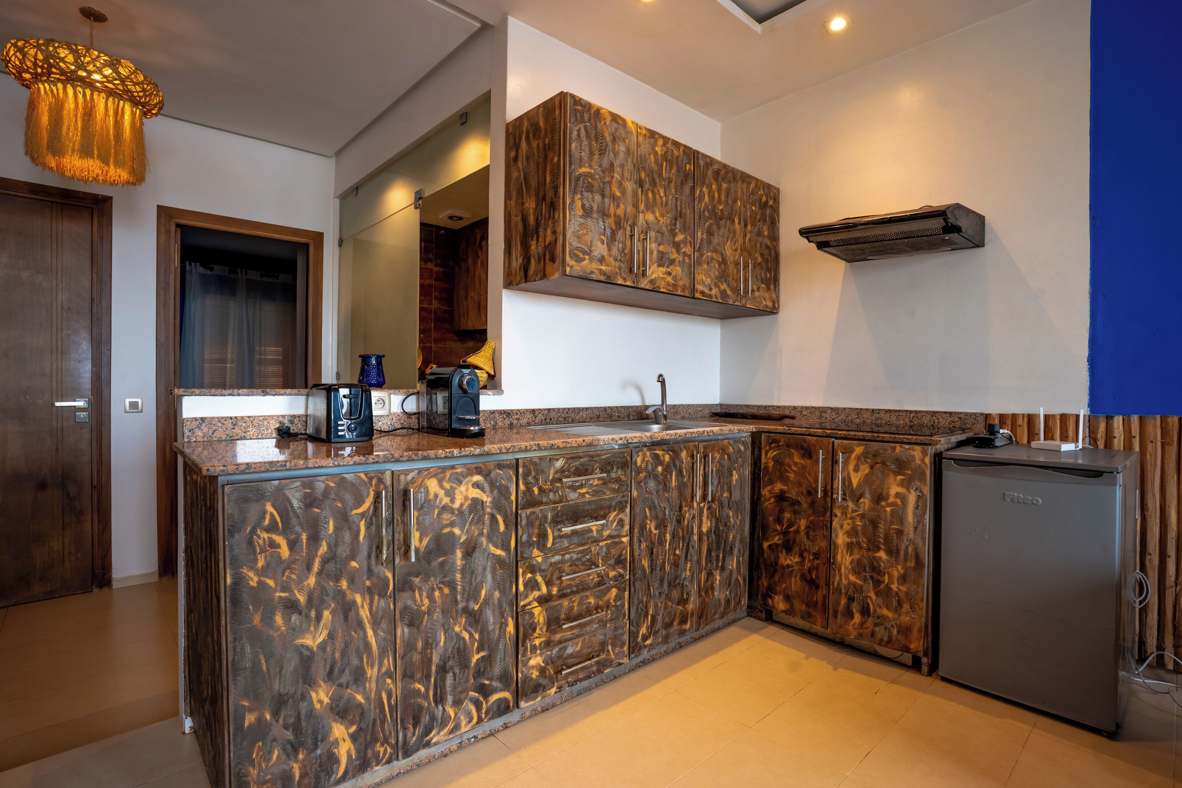 Wasserkocher mit Kaffee-/Teezubehör, Kühlschrank, Mikrowelle, Herdplatte