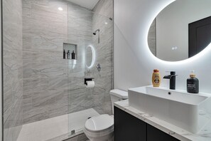 Secador de cabelo, toalhas de banho, sabonete, papel higiênico