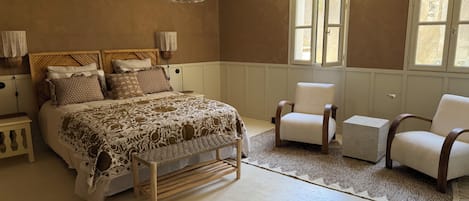 4 habitaciones, tabla de planchar con plancha, internet y ropa de cama