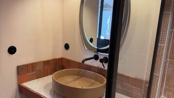 SĂšche-cheveux, serviettes fournies, savon, papier toilette