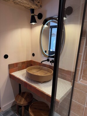 Bathroom - Vrbo Property (Chinon)