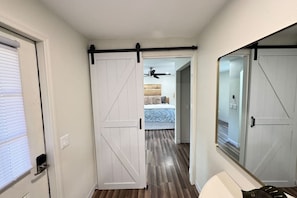 1 bedroom, desk, iron/ironing board, WiFi - Modern,Cozy Farm Cabin with Lake/Beach/dock access (Eustis)