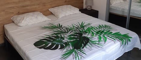 2 chambres, fer et planche à repasser, lit de bébé portatif