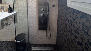 Ein Badezimmer mit Dusche, Toilette und Waschbecken.