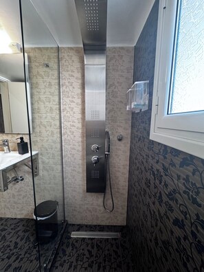 A bathroom with a shower, toilet, and sink. - Athens Stay 35 (Athina)