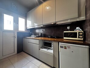 A kitchen with a microwave, oven, and sink. - Athens Stay 35 (Athina)