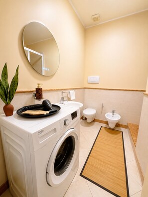 Shower, eco-friendly toiletries, hair dryer, bidet - Duomo 31 Loft · Catania Centre Balcony & Cathedral (Catania)