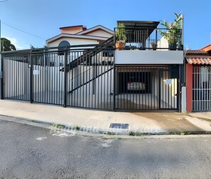 Exterior - Luxury 10-bedroom House in Serene San José Neighborhood Perfect for Large Groups (San José)