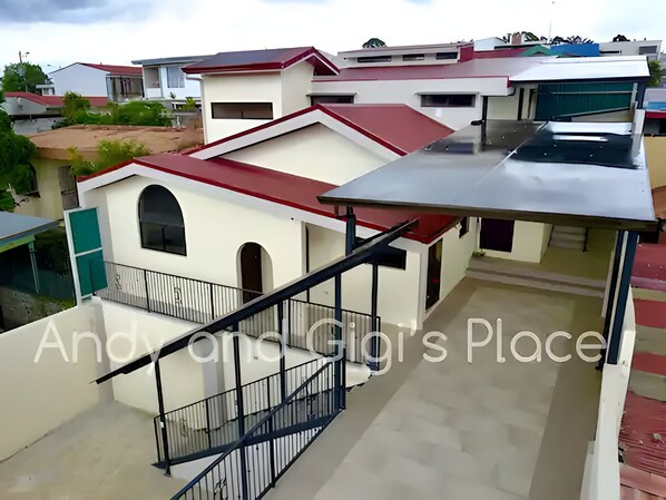 Property grounds - Luxury 10-bedroom House in Serene San José Neighborhood Perfect for Large Groups (San José)