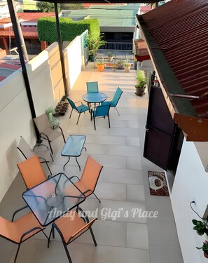 Outdoor dining - Luxury 10-bedroom House in Serene San José Neighborhood Perfect for Large Groups (San José)