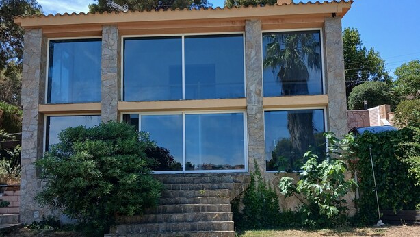 A two-story house with a swimming pool in front. - Private pool and garden, near the beach, mountain hikes, Port Aventura. (Costa-Cunit)