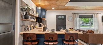 Cajun Cottage Compound-Sleeps 18