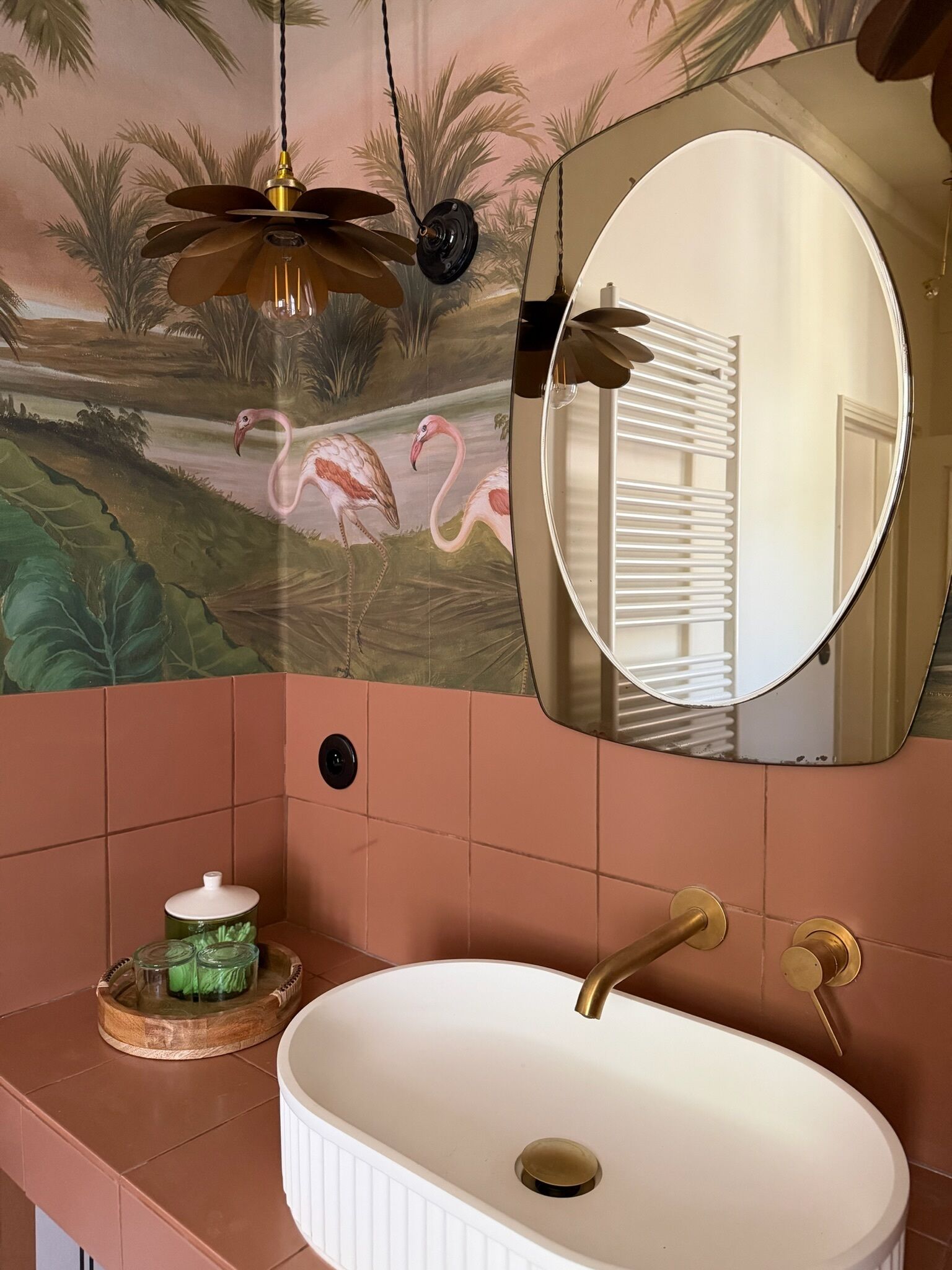 Sèche-cheveux, serviettes fournies, savon, papier toilette