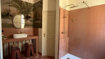 SĂšche-cheveux, serviettes fournies, savon, papier toilette