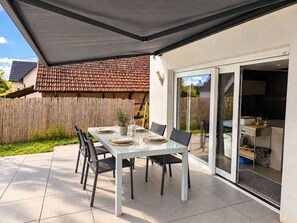 Outdoor dining - House with private pool and garden in Gougenheim (Gougenheim)