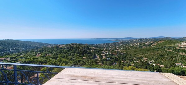 A balcony with a view of a coastal landscape, including hills and a body of water. - Studio with terrace & pool in Les Issambres (Roquebrune-sur-Argens)