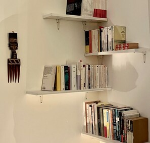 Ein Bücherregal mit Büchern und einer Dekoration.