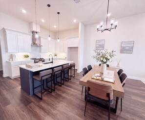 Dining - Lakefront Retreat Near NASA Space Center & Kemah Boardwalk - 3 Bedroom 3 Bath (Seabrook)