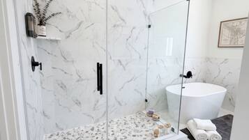 Een haardroger, handdoeken, zeep, shampoo