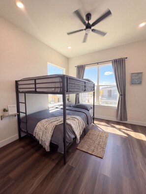 Room - Lakefront Retreat Near NASA Space Center & Kemah Boardwalk - 3 Bedroom 3 Bath (Seabrook)