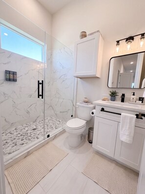 Bathroom - Lakefront Retreat Near NASA Space Center & Kemah Boardwalk - 3 Bedroom 3 Bath (Seabrook)