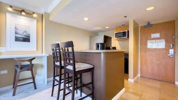 Departamento, frente al mar (1 Bedroom) | Cocina privada | Cafetera y tetera, refrigerador, microondas y horno