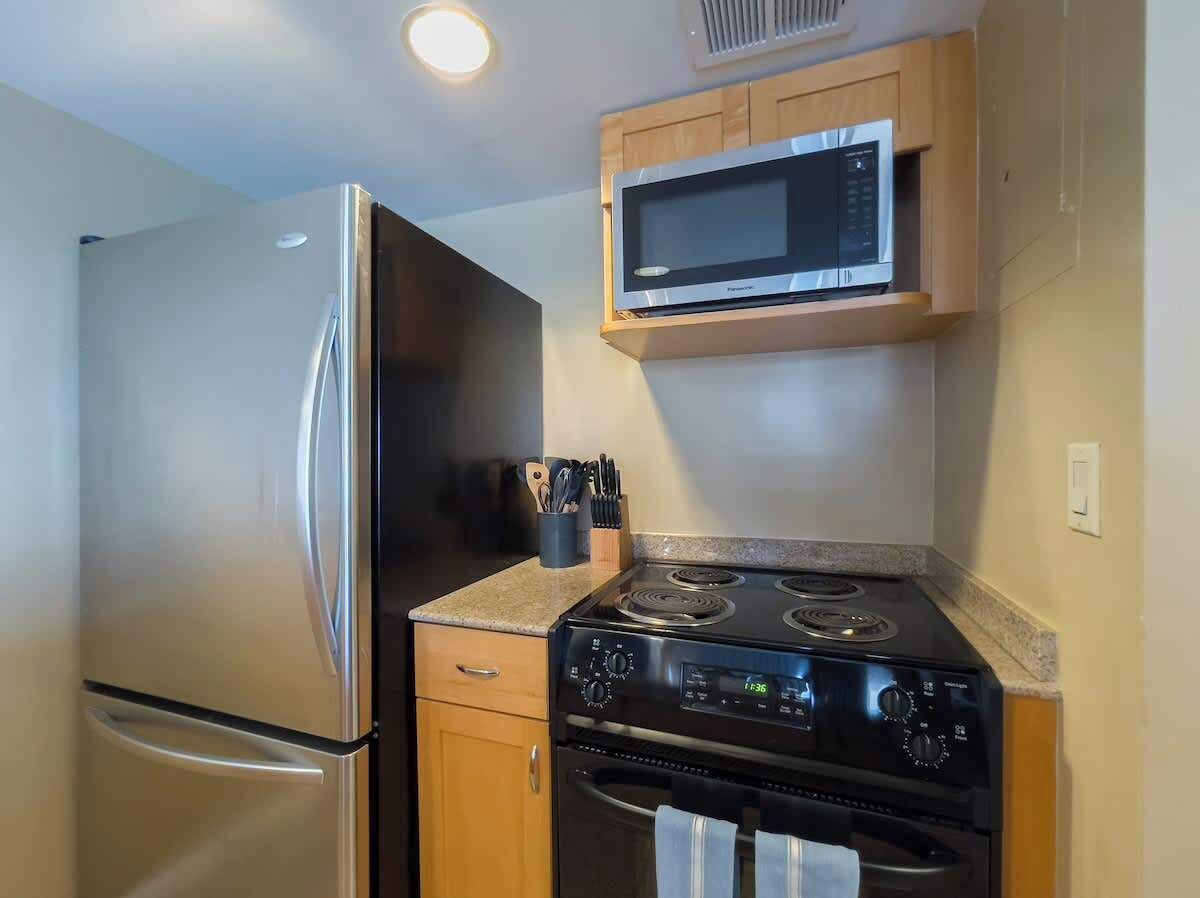Apartamento, de frente para a praia (1 Bedroom) | Cozinha privada | Cafeteira/chaleira, geladeira, micro-ondas, fogão