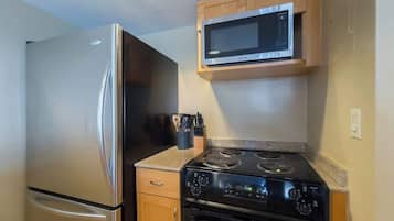 Apartamento, de frente para a praia (1 Bedroom) | Cozinha privada | Cafeteira/chaleira, geladeira, micro-ondas, fogão