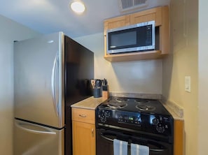 Apartamento, de frente para a praia (1 Bedroom) | Cozinha privada | Cafeteira/chaleira, geladeira, micro-ondas, fogão