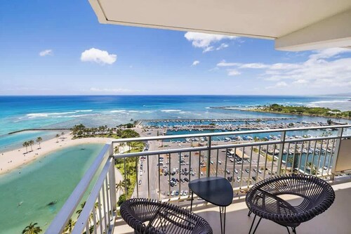 @ Marbella Lane - Luxe 2BR w/ Panoramic Ocean View