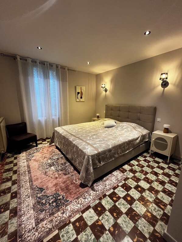Tabla de planchar con plancha y ropa de cama