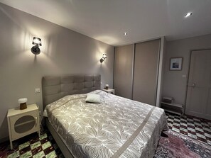 Tabla de planchar con plancha y ropa de cama