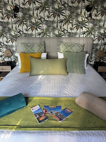 Fully-equipped room, pets welcome, 13-minute walk to the sea.