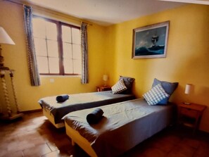 A room with two beds, a window with curtains, a painting on the wall, and a small table with a lamp. - Villa Sainte Maxime, la Nartelle, 400 meters from the beach, sea view (Sainte-Maxime)