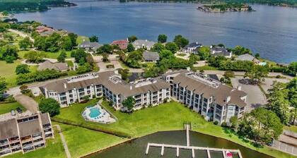 BRAND NEW LISTING.. Luxury 1-bedroom lake front condo on Lake Conroe