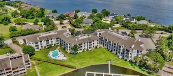 BRAND NEW LISTING.. Luxury 1-bedroom lake front condo on Lake Conroe