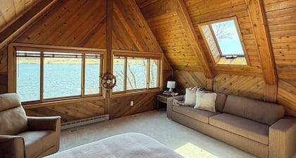 Year-round Lakefront Cabin + Outdoor Sauna + Smokeless Fire Pit