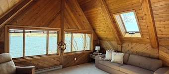 Year-round Lake Cabin with Outdoor Sauna, Water Access and Amazing Views