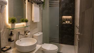 Single Room | Bathroom | Shower, slippers, towels, soap