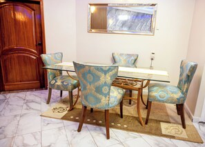 Apartment, Balcony, City View | Tempat makan