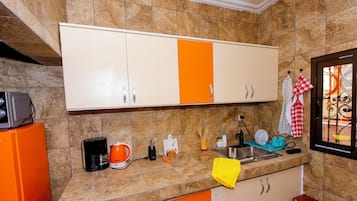 Apartment, Balcony, City View | Private kitchen | Microwave, oven, cookware/dishes/utensils
