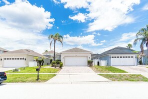 Un quartiere residenziale con case, un vialetto e una cassetta postale.