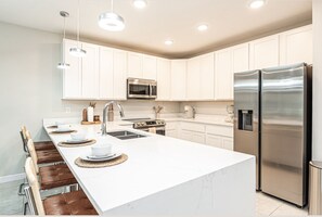 Private kitchen - Close to Disney & Universal• Cozy Retreat
Lake View• gated (Kissimmee)