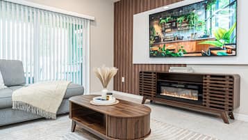 Smart-tv, eldstad, tv-spel och bordsfotboll
