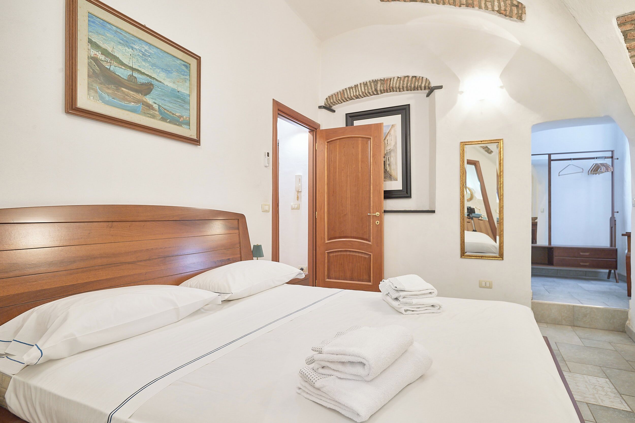 Tabla de planchar con plancha, wifi gratis, ropa de cama