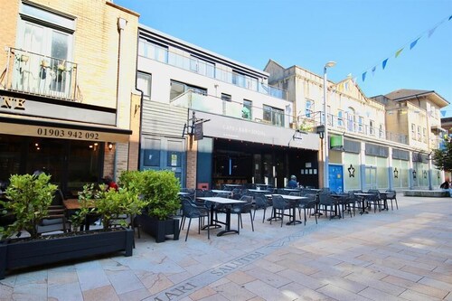 WONDERFUL WORTHING BEACH WALK FLAT - SLEEPS UP TO 6 - BN11