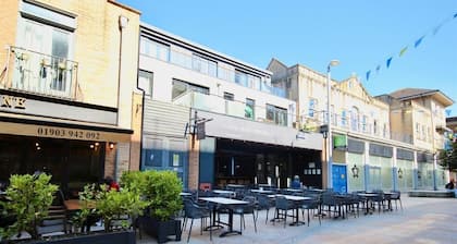 WONDERFUL WORTHING BEACH WALK FLAT - SLEEPS UP TO 6 - BN11